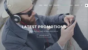 mand i flot tøj sidder og taster på sin mobiltelefon på billedet af ny webshop eksempel 3